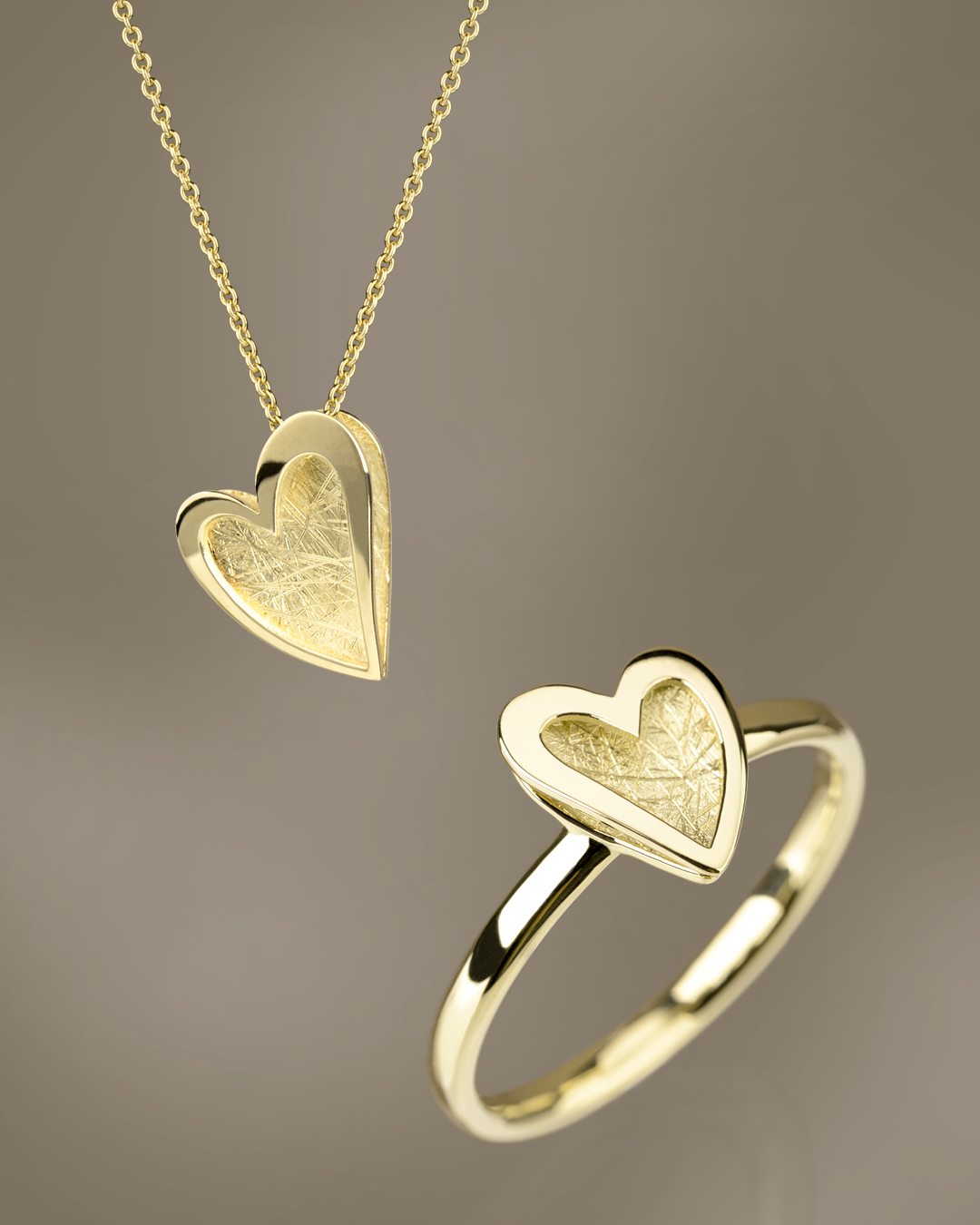 Romantisches Schmuckset aus 14 Karat Gelbgold mit einem Herz-Kettenanhänger und einem passenden Herzring mit mattierter Struktur.