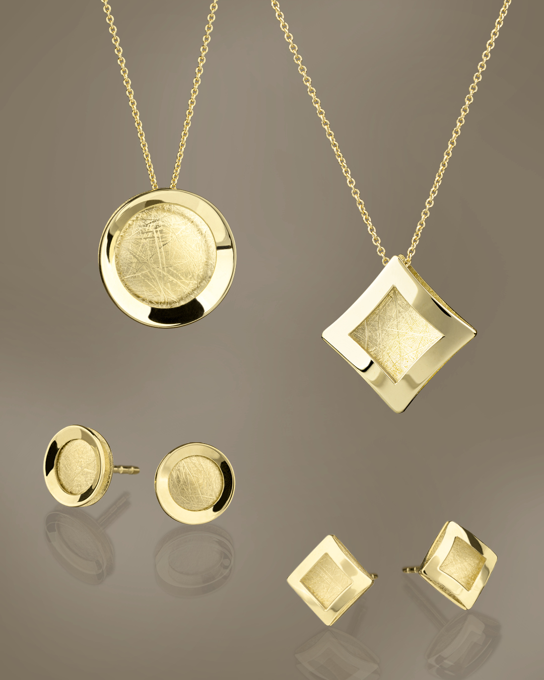 Geometrische Schmucksets aus 14 Karat Gelbgold mit runden und quadratischen Kettenanhängern sowie passenden Ohrsteckern.